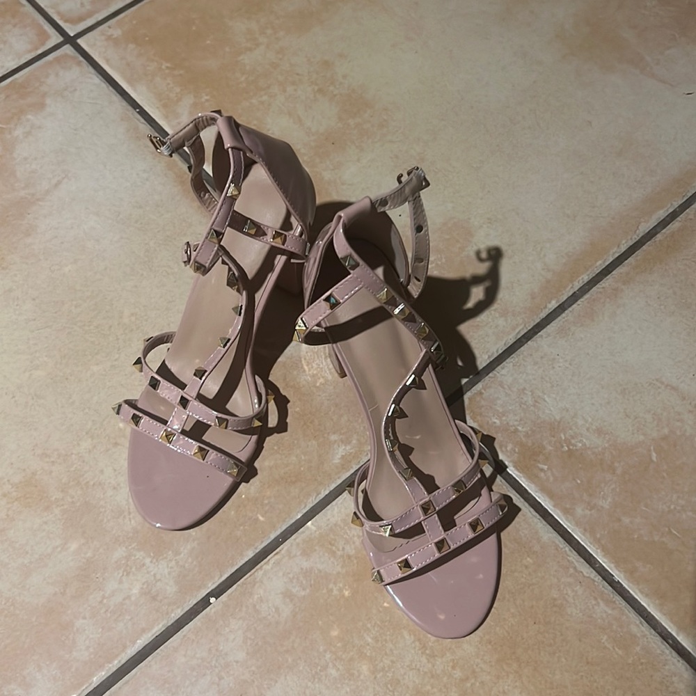 Cream high heels for women,with gold decorations.Z:37.